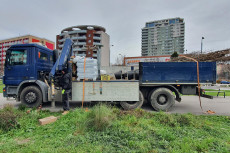 Nákladné auto s potrebnými materiálmi ku výsadbe stromov